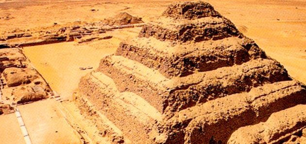 Da Pirâmide de degraus em Saqqara ao Monumento Escalonado em Zigurats